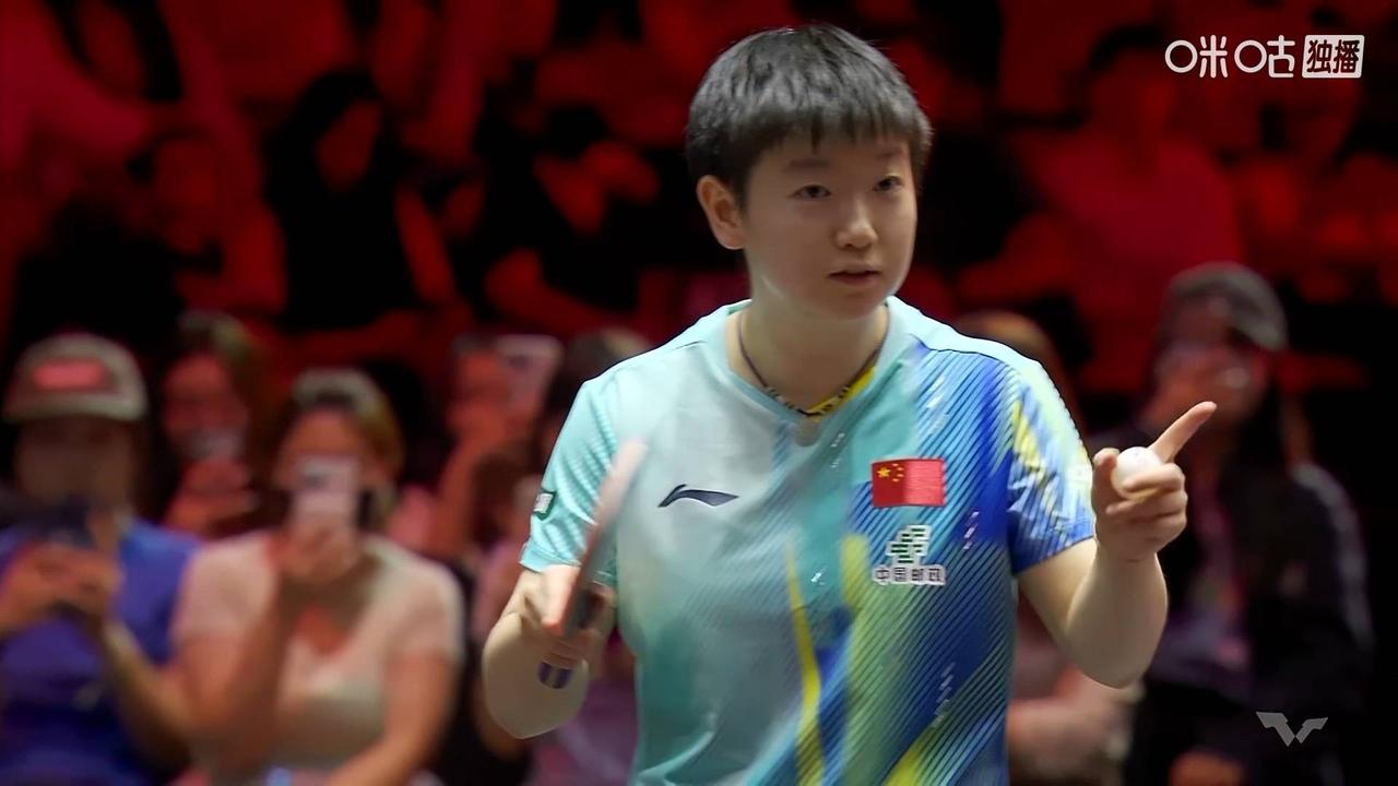 给孙颖莎点赞👍孙颖莎与萨马拉的第三局比赛的第二个球，裁判判罚萨马拉