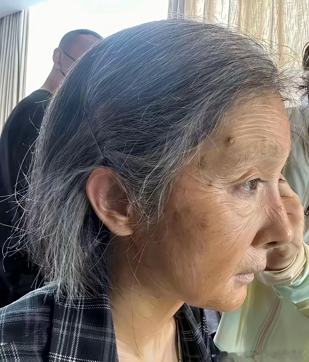 杨幂的老年妆整体看上去很自然，唯独睫毛太违和，哪个老年人睫毛能长这么长还这么翘的