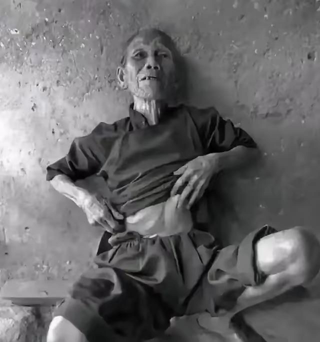 1937年，一年轻女子“女扮男装”要逃出南京。突然，鬼子兵对她“摸裆”检查，得知