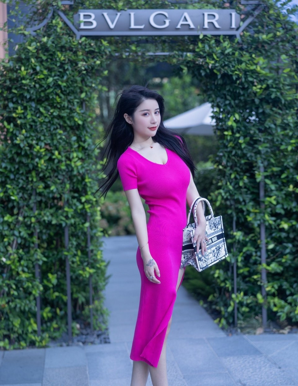 一身枚红色的针织连衣裙穿在身上，吸睛又不失女人味
