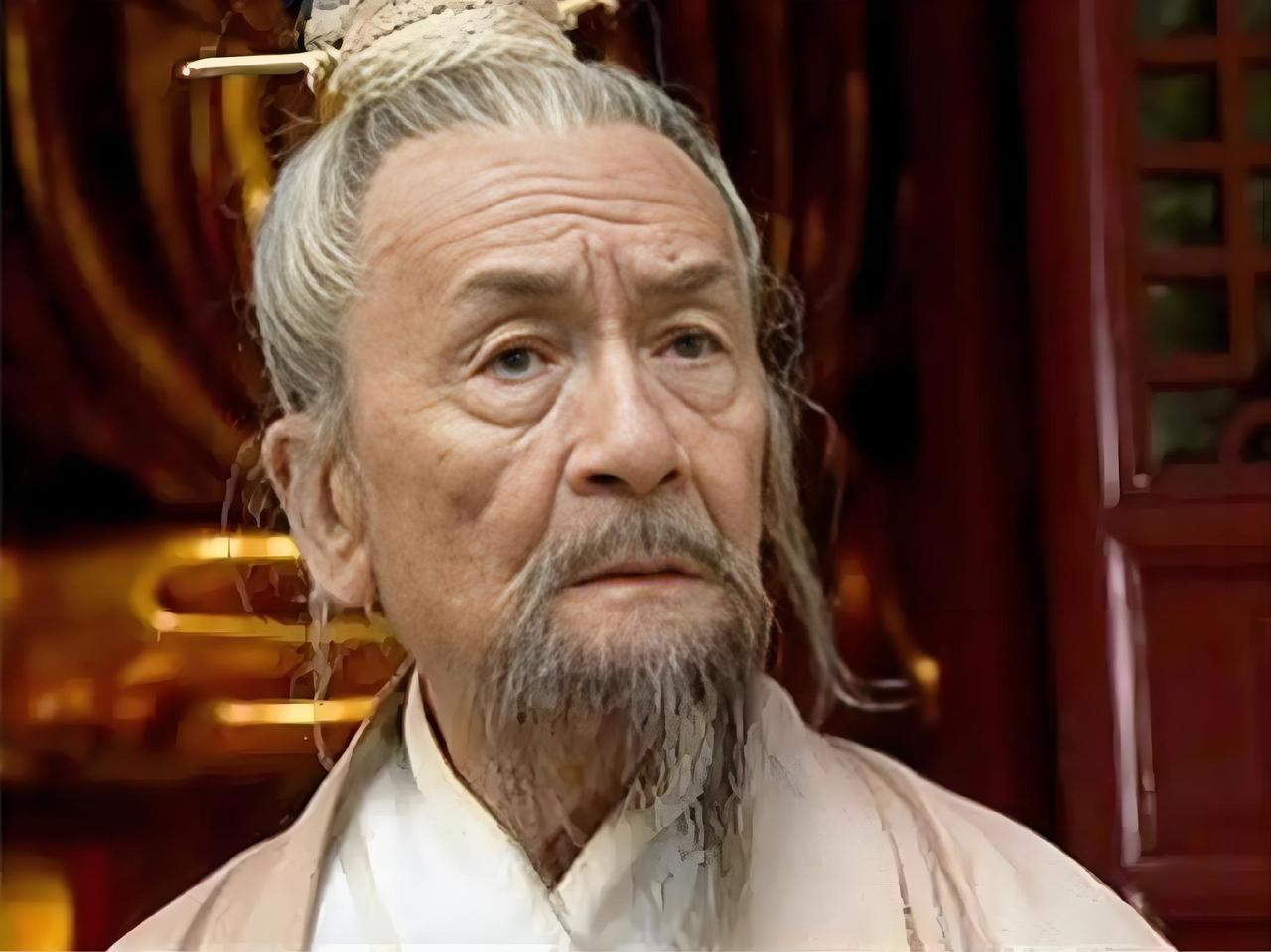 笑傲江湖：岳不群、左冷禅夺辟邪剑谱时，冲虚道长已经能随便拿出两万斤炸药了！在