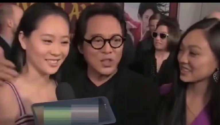 离婚25年，李连杰黄秋燕重逢，她默默退到角落的细节太戳人心！！离婚这么多年，黄