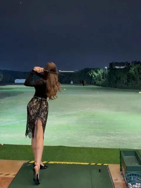 穿这样打球的一般都是另有目的的