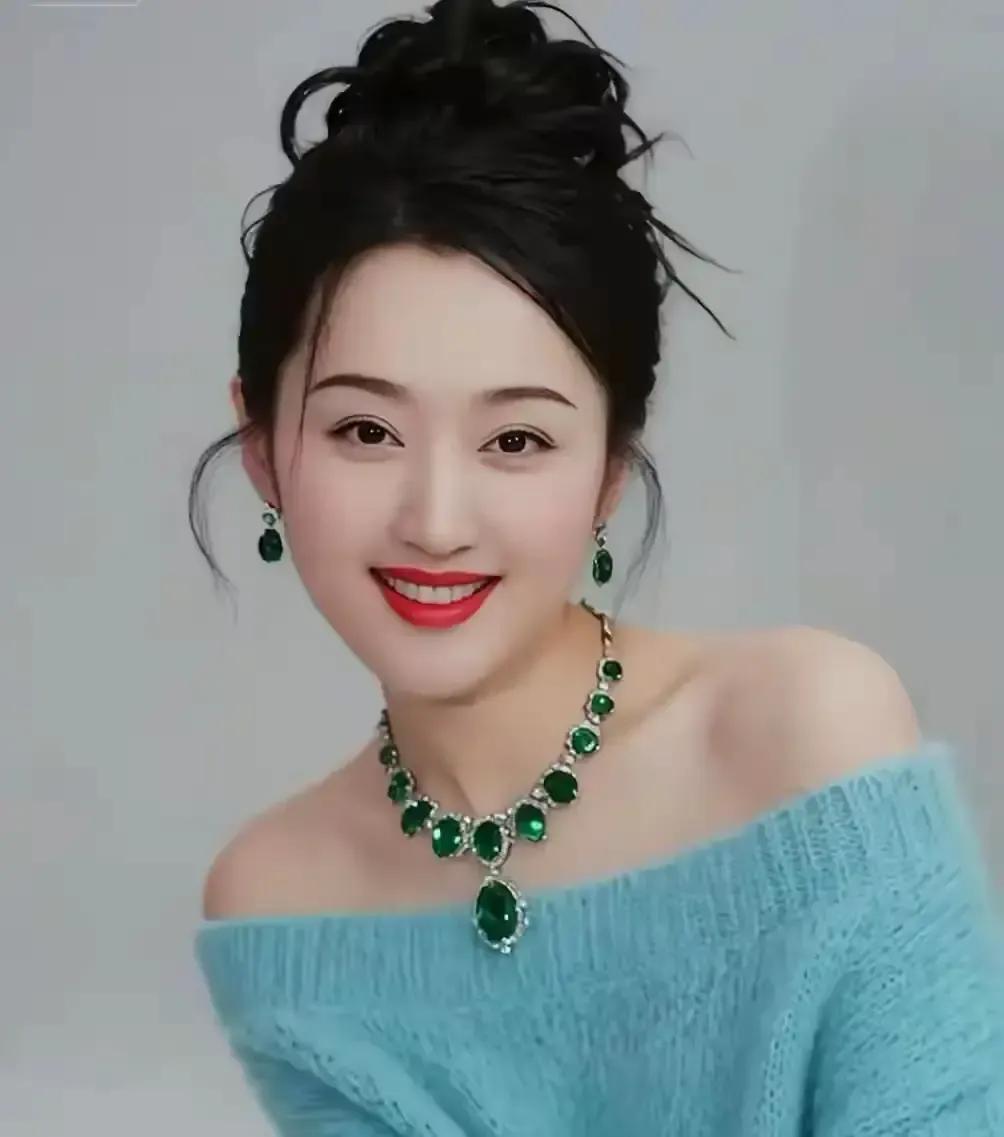 杨钰莹在厨房择菜时跟老妈嘟囔想再出张专辑，五十出头了还想唱。老妈把围裙一甩，直