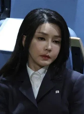 韩国前总统尹锡悦的妻子金建希被关押一周后，传出要以死换丈夫一条生路的惊人消息。她
