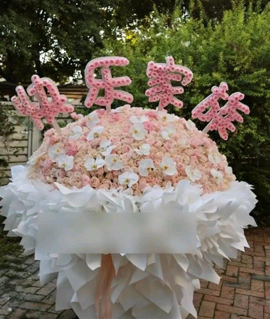 四川这一天，谢娜身上的人情冷暖、江湖地位尽显。谢娜回四川，那场面热闹得很。她在娱