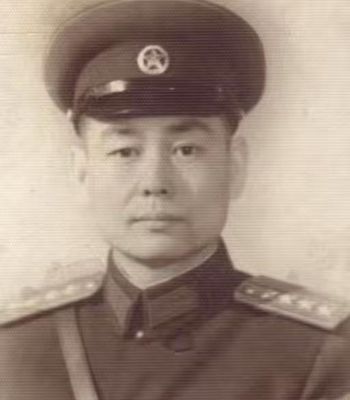 1962年，一个参谋偶然得知，自己的妻子和师长有染，愤怒至极，他佯装找师长汇报工