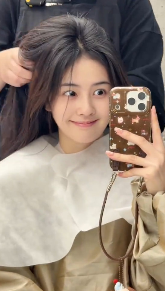 白鹿一边染发一边做美甲准备开启美美假期的白鹿:染头美甲一步到位,谁也别想耽误我变