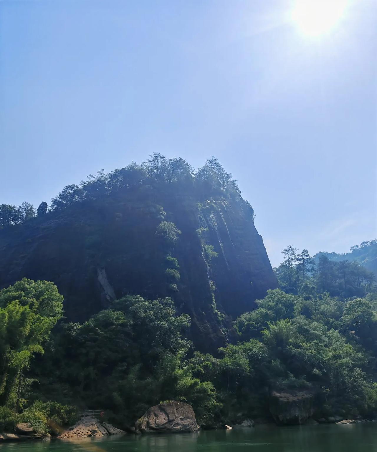 在网上发表文章，不但要慎重，而且不要透露个人信息，最好不要发个人照片。在