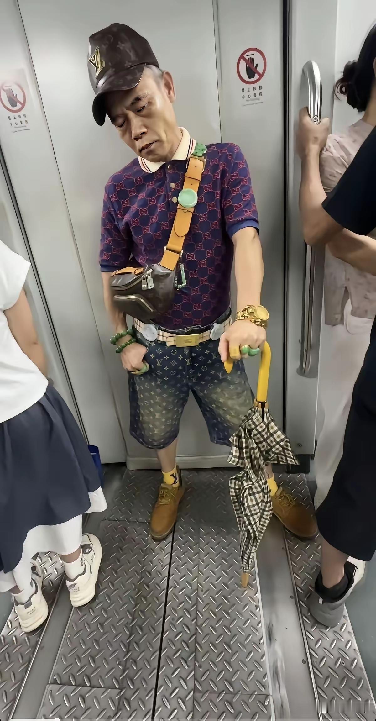 哇塞！这阵仗，这身打扮，这气质简直拿捏得稳稳当当。像这样的阔绰主儿，怎么看都不该