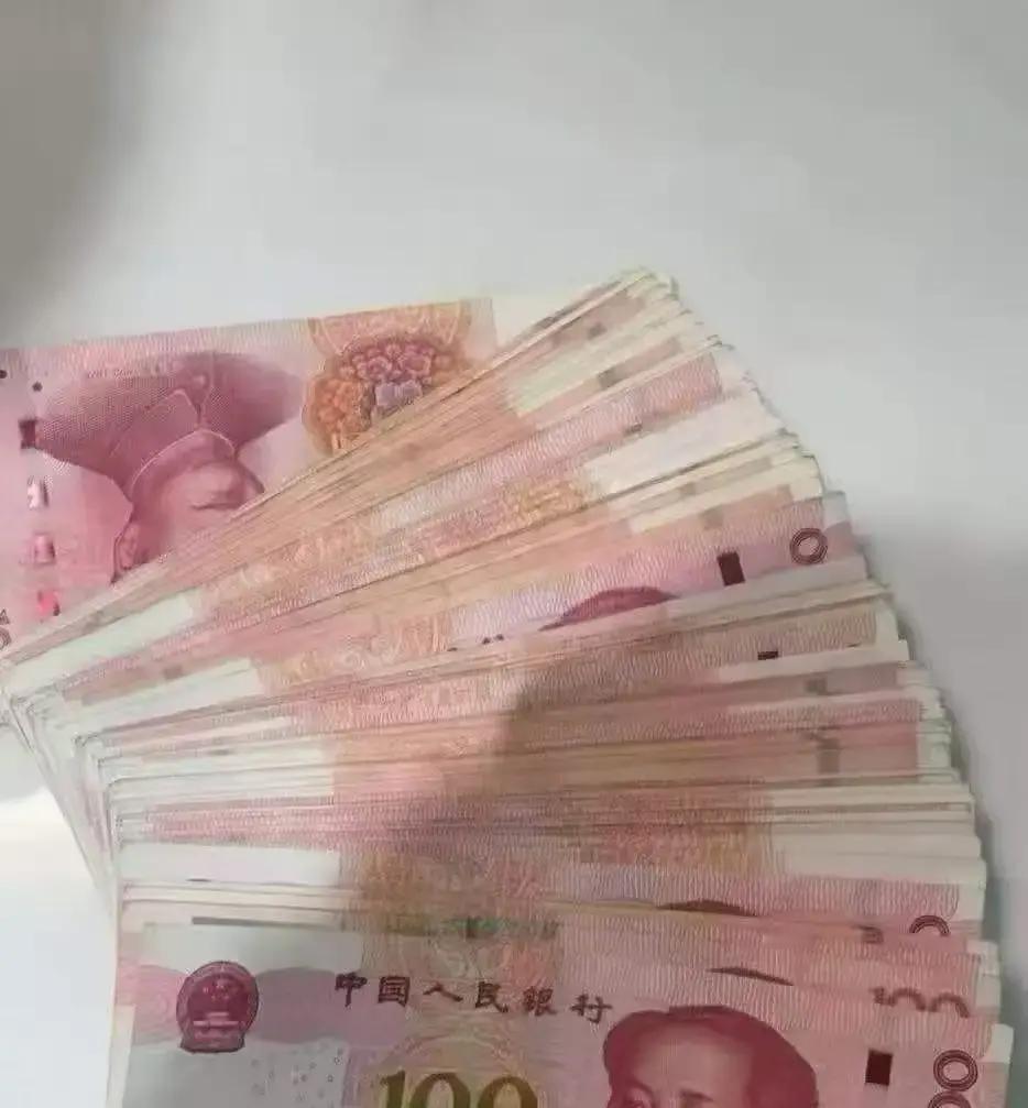 昨晚在客厅刚坐下，老公发小突然来电，张口就要借一万块钱给孩子交学费，老公连钱包都