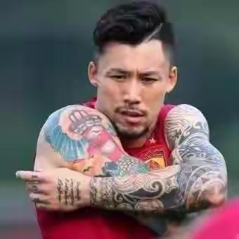 ​邵佳一国足的目标，踢完九十分钟不喘。踢完九十分钟不喘，看像是笑话，可在国足球