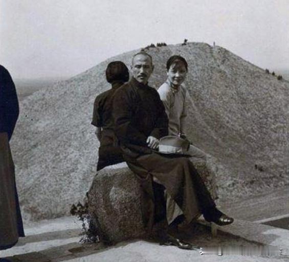 人走茶凉，这是连老蒋都无法避免的事情。1927年，老蒋第一次下野。事情的