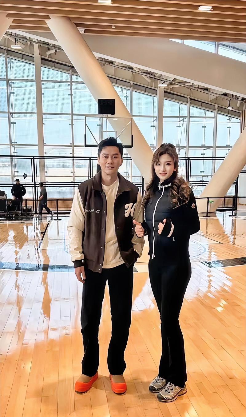 李晨，被他脚上的鞋子吸引了眼球，第一次见这种样式的，橙色鞋边，你们见过吗？