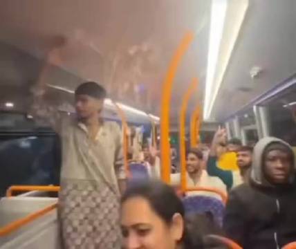 英国伦敦的公交车上，满车的印度人在大声高歌狂欢，又唱又跳，把车内孤独的非洲黑人移民小哥整懵了