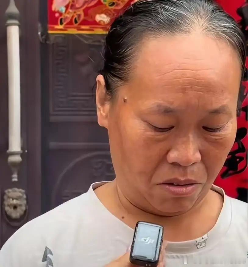 估计现在最难受的应该是这个阿姨了。四川升学宴出事家属发声，跑的快救了自己一命。这
