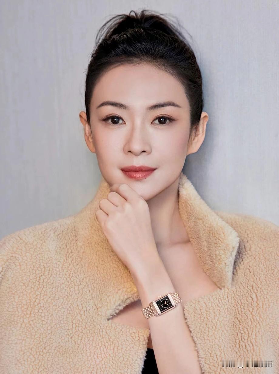 美丽动人的章子怡，她就是美得特别，一般亚洲人和白人站在一起很明显亚洲人的脸是扁平