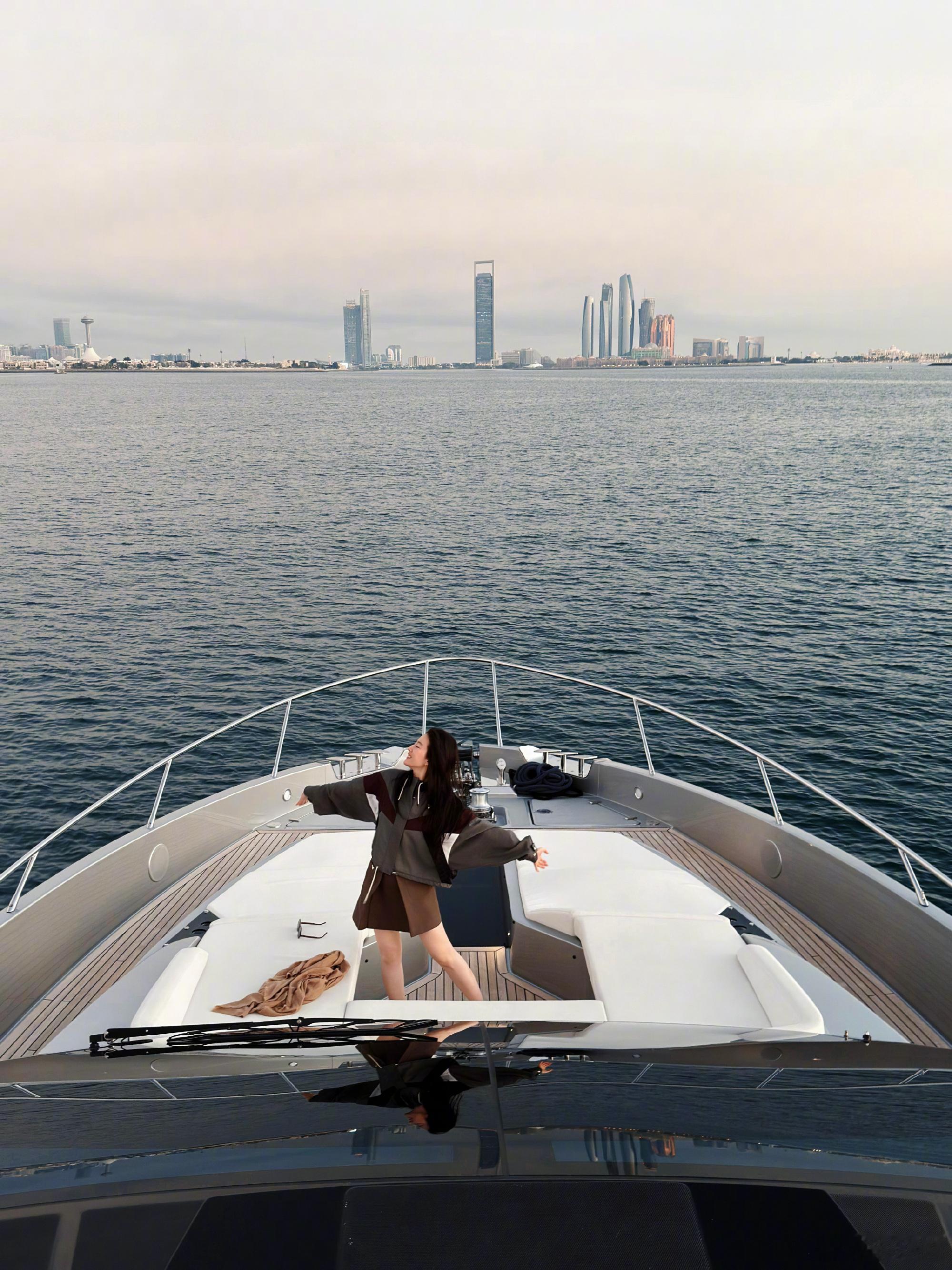 刘亦菲同款又安排上了刘亦菲游艇随拍站在阿布扎比的游艇上就是会很嗨我也不懂为