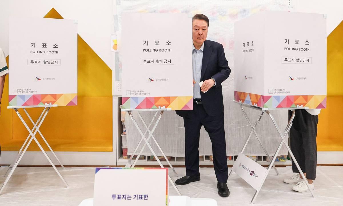 韩国即将选出新总统，全体韩国人都在庆幸，还好没让尹锡悦干满五年，否则韩国将“万劫