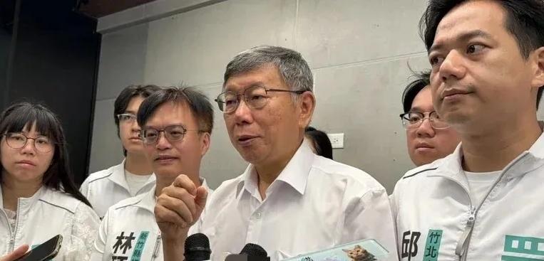 柯文哲称:新竹县长选情五五波，蓝白高层评估过柯文哲4日到新竹县竹北市，出席民