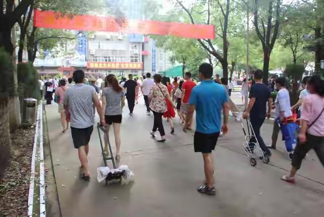 一名女孩成功考入国防科技大学，二十多名家人自驾千里奔赴长沙送行，这场充满仪式感的