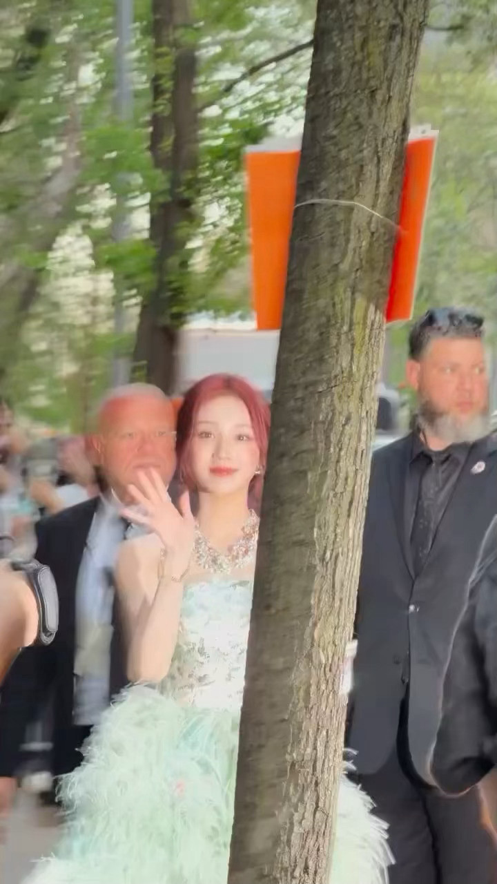 想知道顶着这样一张漂亮脸蛋生活有没有什么烦恼宋雨琦纽约线下活动状态宋雨琦薄荷绿抹