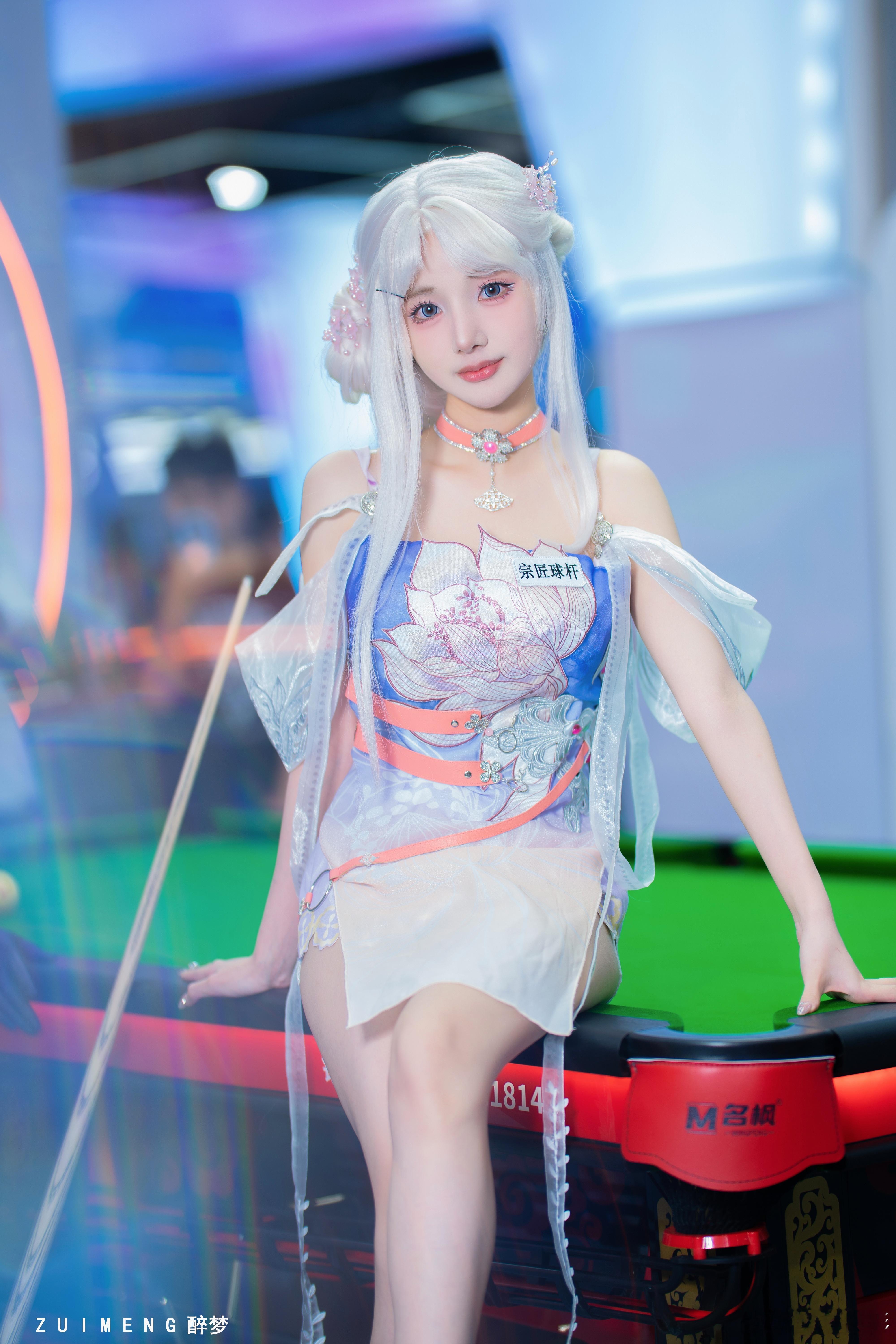摄影新生超话咔嚓一夏台球桌前肤白貌美的二次元小姐姐🤩🤩模特：未闻芳名