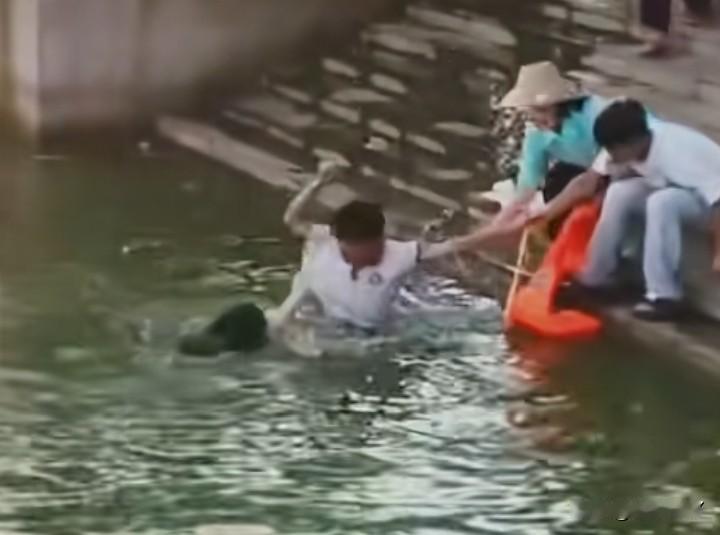 还得是小孩哥啊！这人不停的把他往水里拉，换着成年人不好发火。小孩哥直接一拳给她