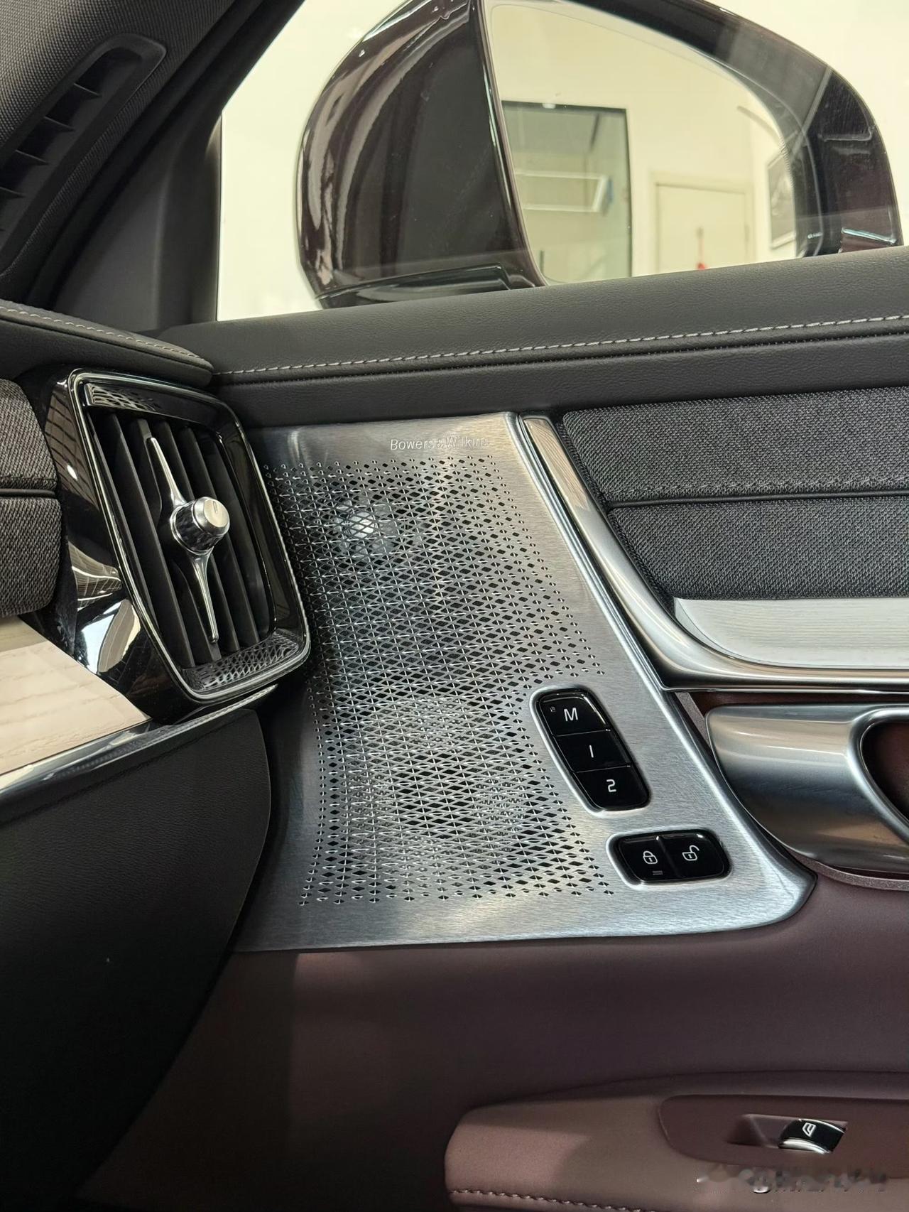 沃尔沃这个机盖适合3米的人用[笑着哭]简单开了一下最新款S90智远豪华有几点