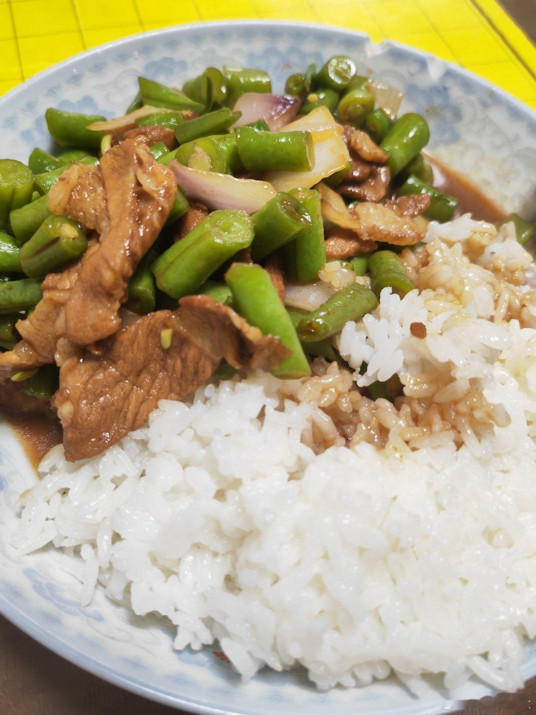 晚上豆角炒肉盖浇饭，你们吃啥？