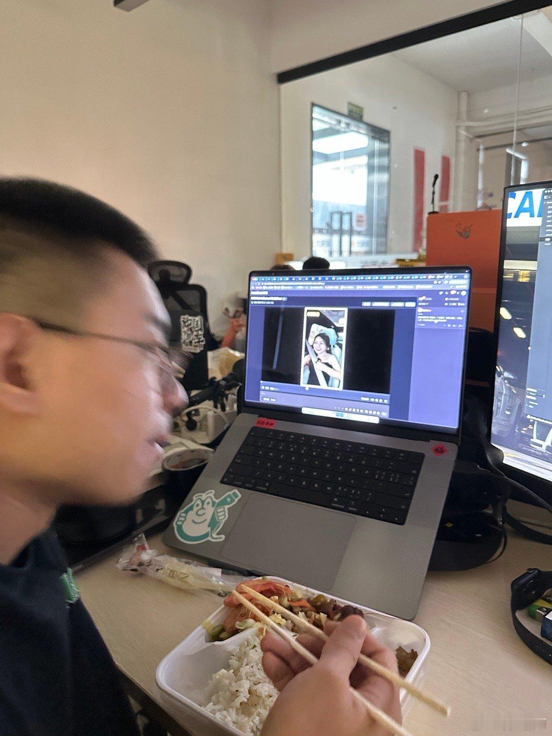 看着大乔吃饭会更香吗？[滑稽笑]​​​