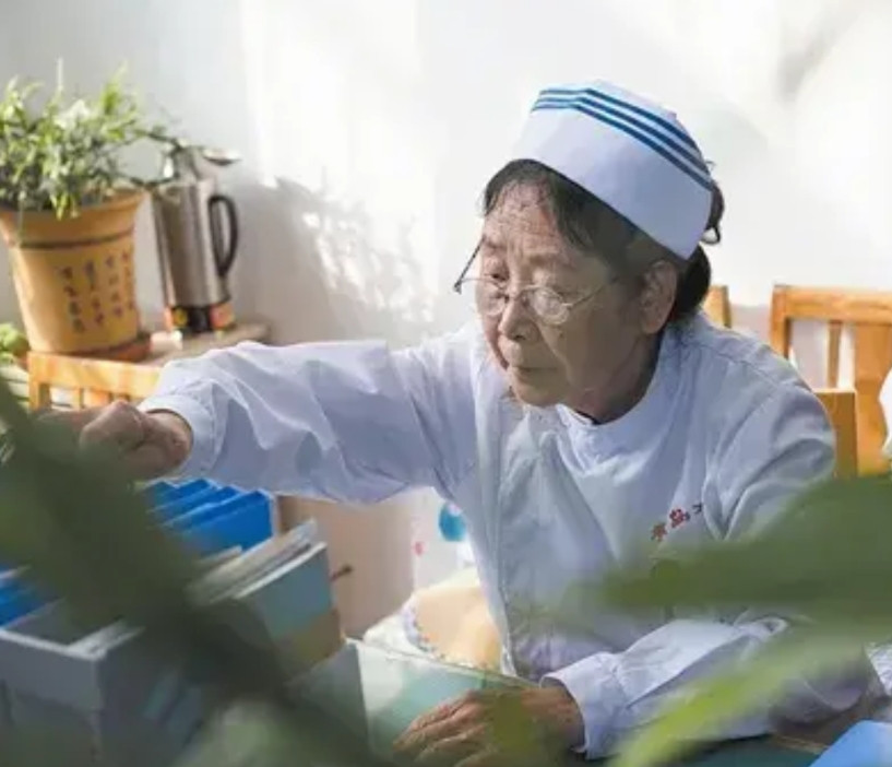 近日，两名86岁护士坚守岗位的消息引发关注。四川首位南丁格尔奖章获得者杨必纯在
