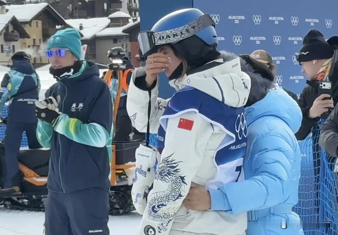 谷爱凌哭了！女子自由式滑雪坡面障碍技巧决赛第一跳，谷爱凌就跳出了全场最高分，86