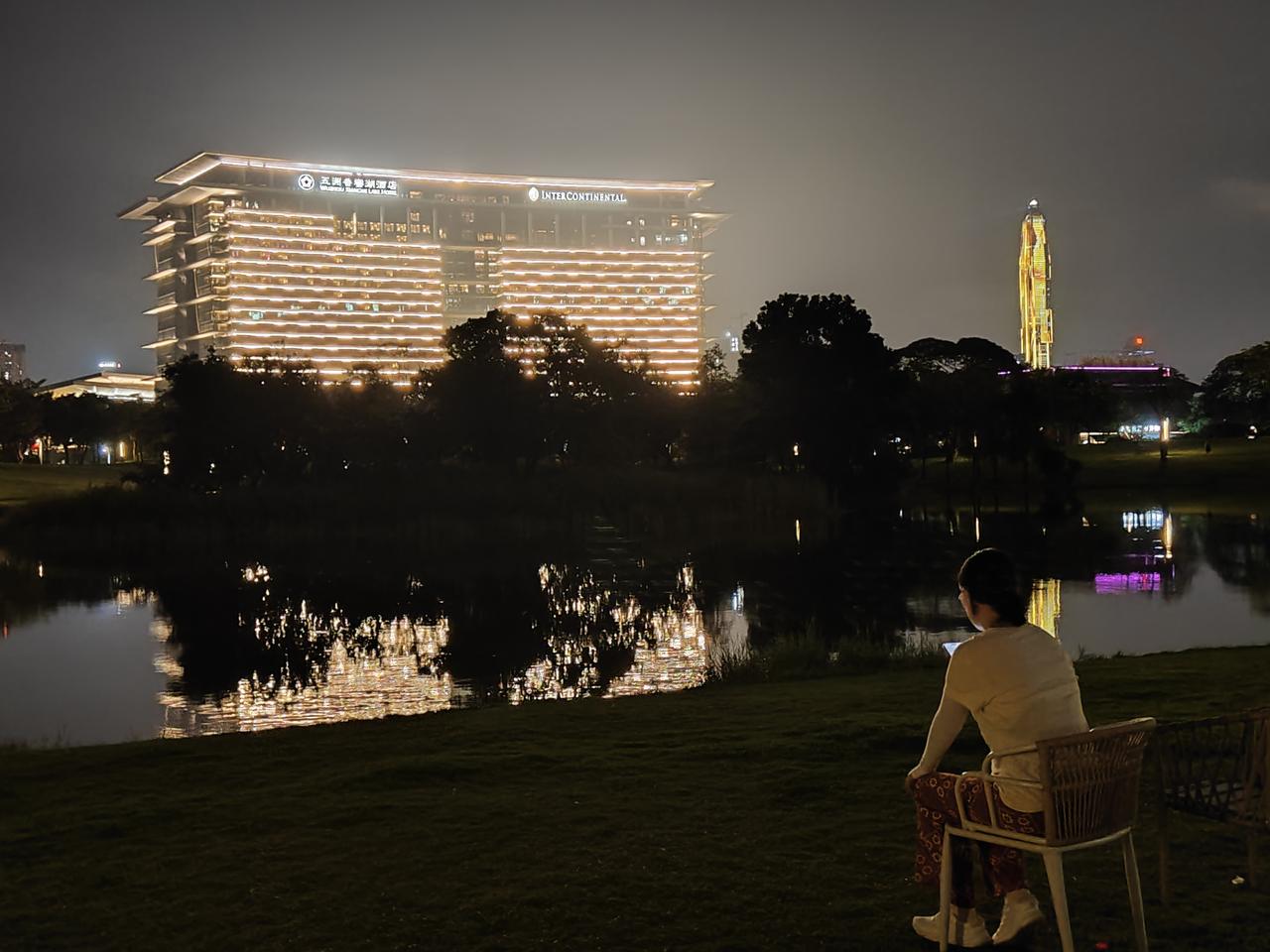 这是深圳国际交流中心最新夜景图片，再过一段时间，备受全球关注的APEC会议就将在