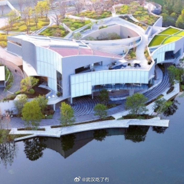 武汉老厂房蝶变滨水休闲地武汉老厂房又出圈了！长江新区麓洲生态城累计接待游客超60万人次，从老旧工业区