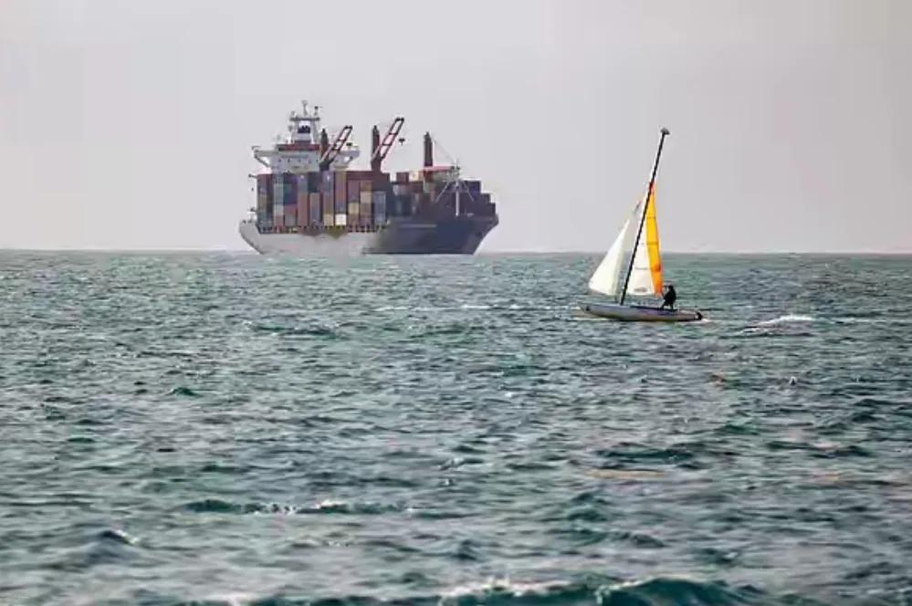 美军公海拦中国货船，没证据没授权就登船毁货，这哪是执法，分明是霸权式海盗行径