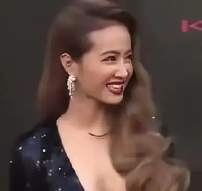 45岁，她脱了。黑纱只遮三点，侧身曲线一览无余。配文就一句：“我的身体我做主