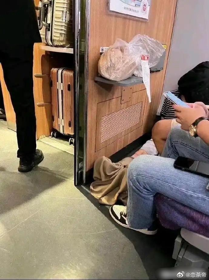 高铁上遇到的一幕，这是啥情况呀？？