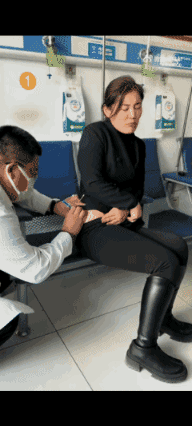 医生忘记取针怎么为？太尴尬了不但裤子提不了关键还是很痛[捂脸哭]你遇到最