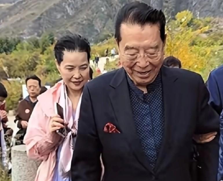 #分享城市新鲜事#86岁李双江老师重游新疆，状态超好！他现在更被人熟知的是“好