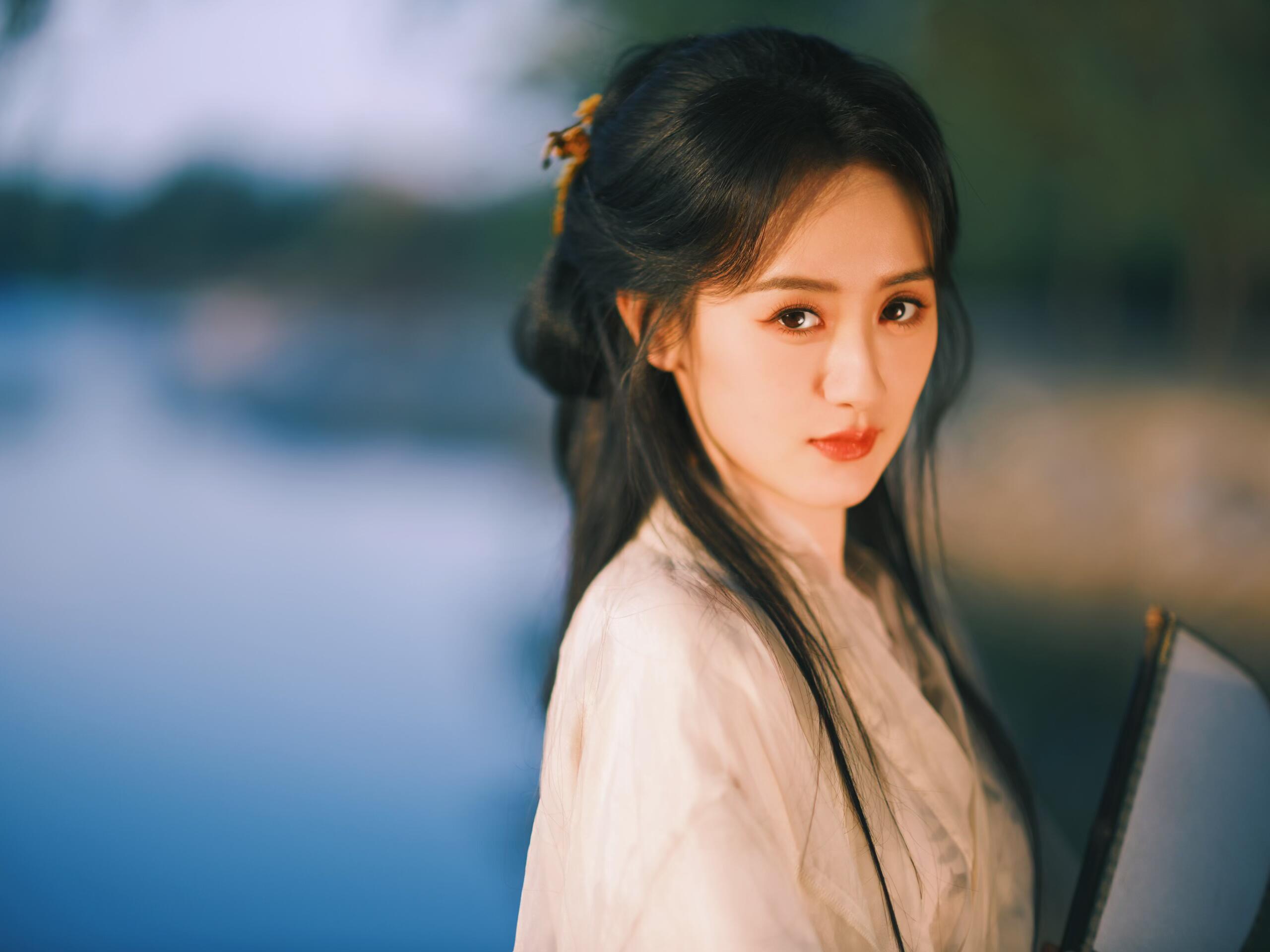 袁冰妍一袭素衣胜万千红妆，光是静静站着，就美得像从诗卷里走出来的人。