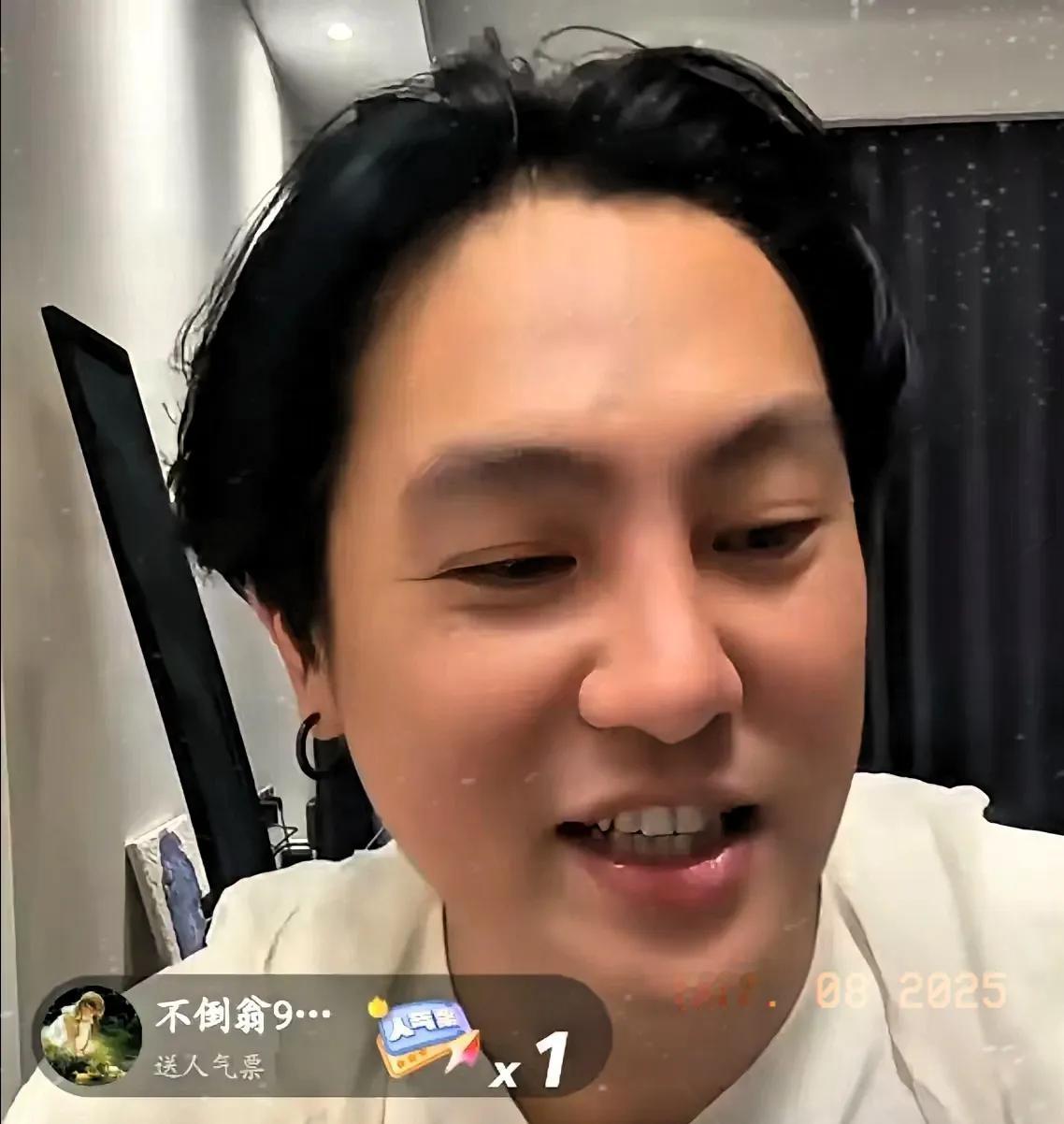 大家好，刚刚结束一场直播，帮小梅澄清她妈妈背景的争议。网上说小梅妈妈只是个卖早餐