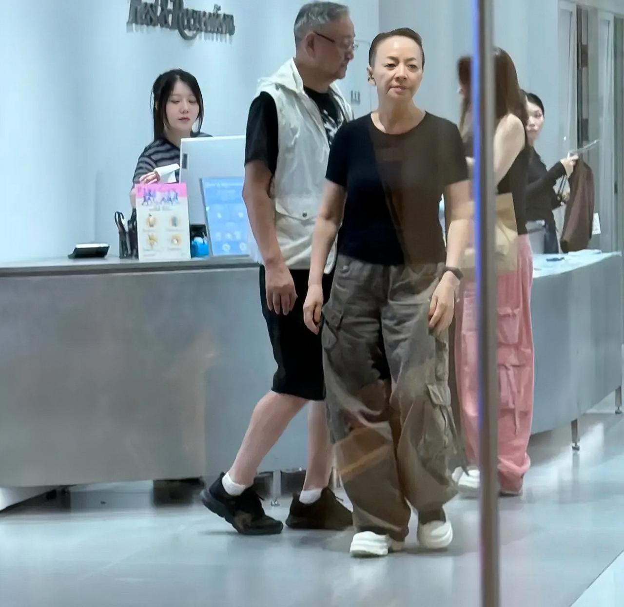 8月21日晚，宋丹丹一家在北京三里屯逛街，老公、儿子、儿媳、孙子，其乐融融的画面