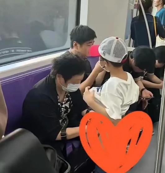 5月23日，在上海地铁内，有网友用镜头捕捉到一位年近半百的奶奶因为孙子尿急，就手