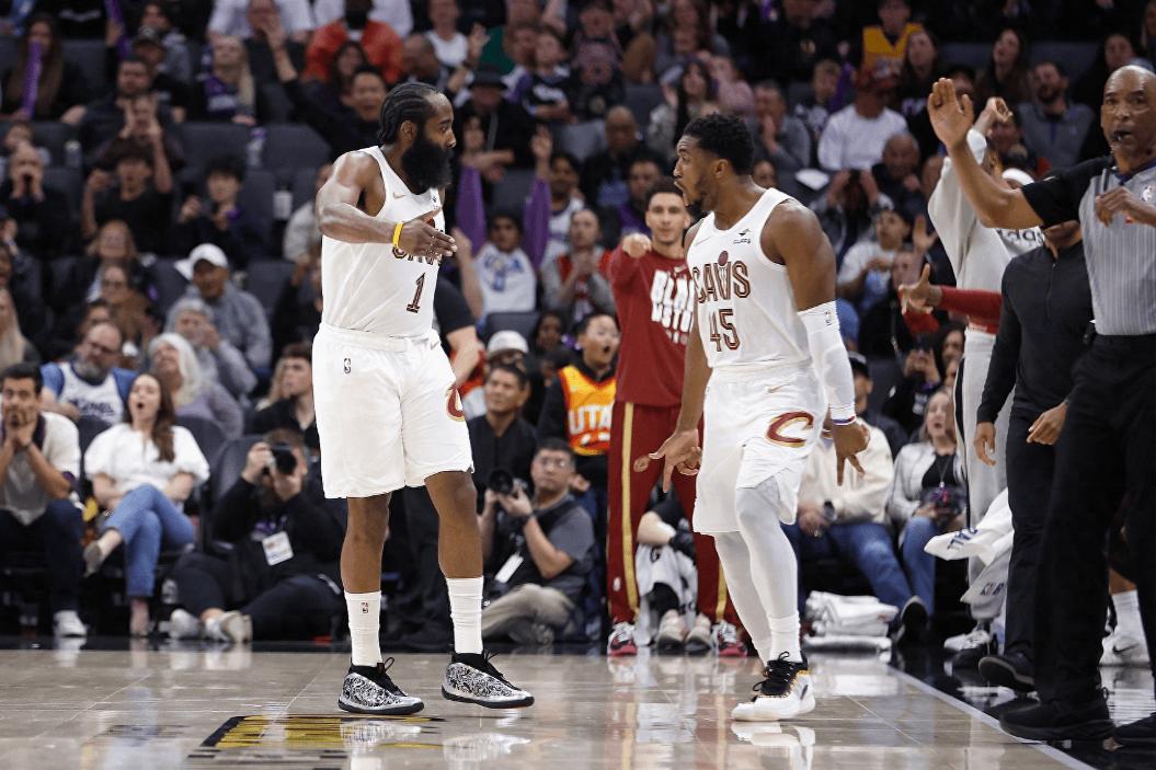 哈登三分钟那次进攻，你别管进不进，是不是最后还抢了前场板总共消耗了四十秒。最后三