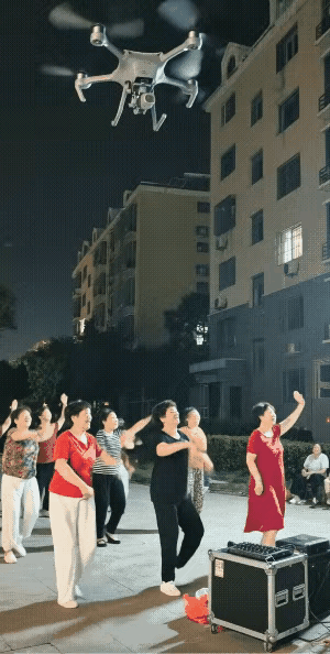 起初大妈们认为是无人机拍摄，没想到无人机是撒水的。天热的时候，用无人机撒水降温本