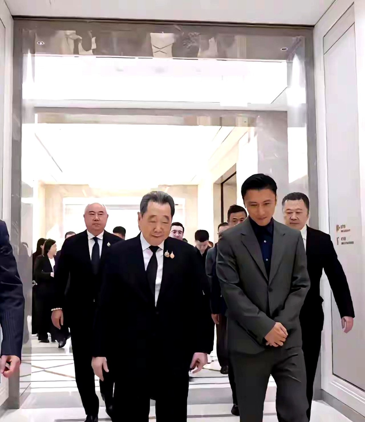 谢霆锋去泰国谈大生意，网友却全盯着对面那位老人的眉毛看。正大集团掌舵人谢国民亲自出面接待。这场高规格
