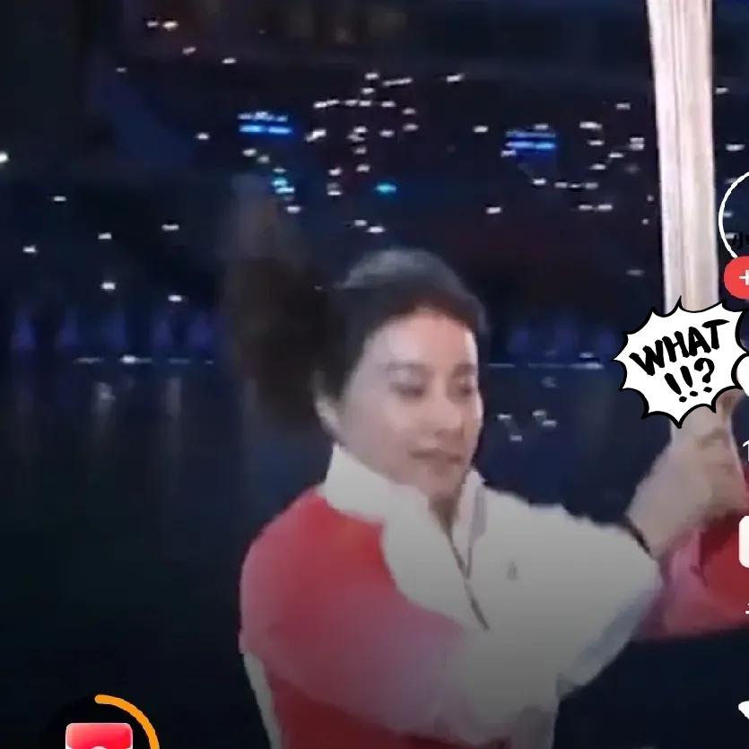 郭晶晶传递火炬时临近交棒前轻轻向下瞟了一眼，这是因为她曾经在跳水训练时受过眼伤