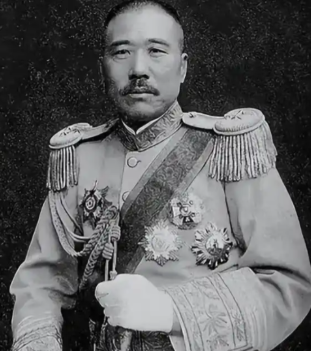 1923年，张宗昌小妾生病，请来名医施今墨。施今墨刚要写药方，却突然停下。张宗昌