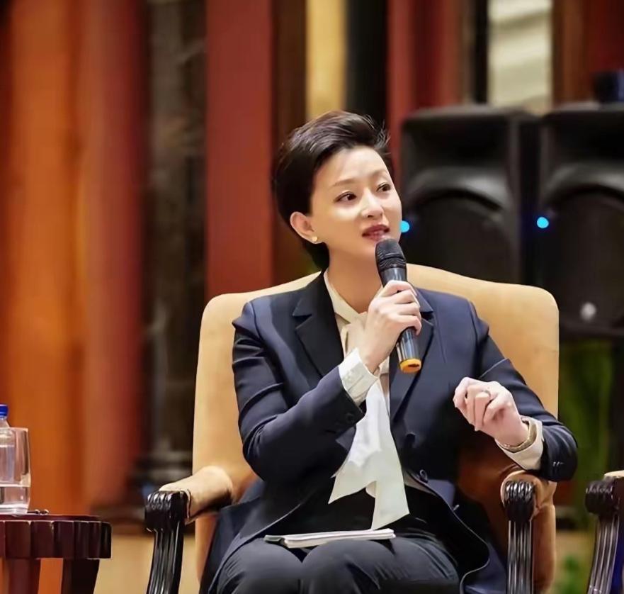 杨澜大概也想不到，他的前夫张一兵，是这么体面又低调的男人，两人离婚后，他就与杨澜